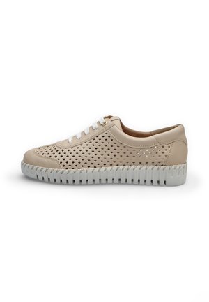 Sneaker in pelle beige traforata con lacci bianchi e suola bianca spessa con profonde scanalature orizzontali.