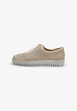 Sneaker in pelle beige traforata con lacci bianchi e suola bianca spessa con profonde scanalature orizzontali.