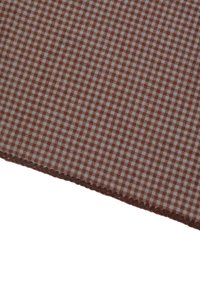 Brun og lyseblå ternet stof med en vævet struktur, der har et mønster af små firkanter og zigzagkantdetaljer.