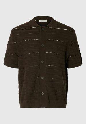 Tamno smeđa pletena košulja kratkih rukava s horizontalnim prozračnim prugama, kopčanje sprijeda i preklopnim ovratnikom.