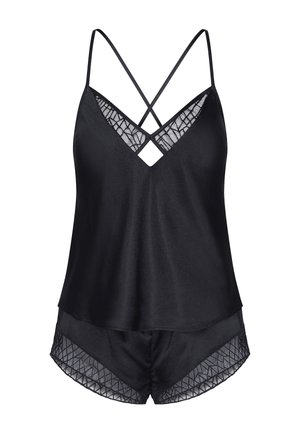 Czarny satynowy komplet piżamowy z krótkimi spodenkami i koronkową lamówką oraz krzyżującymi się cienkimi ramiączkami na koszulce nocnej.