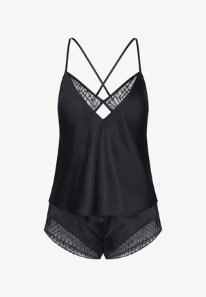Czarny satynowy komplet piżamowy z krótkimi spodenkami i koronkową lamówką oraz krzyżującymi się cienkimi ramiączkami na koszulce nocnej.