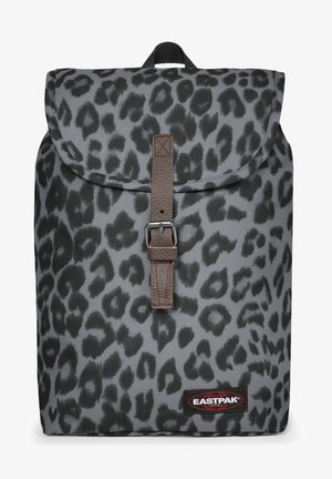 Harmaa reppu mustalla leopardikuvioinnilla, jossa on läppäkantokansi, nahkainen olkahihna soljella ja Eastpakin logopatch.