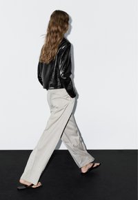 Massimo Dutti CROPPED - Giacca di pelle - black