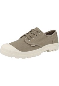 Rennot kangaskengät taupe-värissä, joissa on valkoinen kumikärki ja -pohja. Ominaisuuksiin kuuluvat harmaat nauhat ja metalliset silmukat. Teksturoitu kangas, jossa on näkyviä ompeleita.