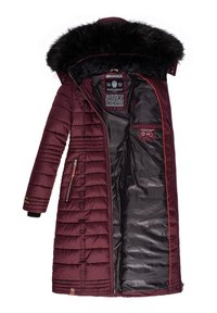 Bordeaux gewatteerde jas met een faux fur capuchon, horizontale stiksels, ritszakken en een zwarte binnenvoering met rode accenten.