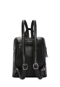 Zaino in pelle nera con superficie liscia, doppie cinghie per le spalle, manico superiore e una tasca con cerniera sul retro. Design minimalista.