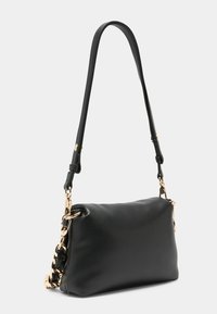 Sort læder skuldertaske med en glat tekstur, guldfarvede kæde detaljer og en lang justerbar rem. Rektangulær form med minimalistisk design.