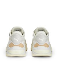 Białebuty sportowe z teksturowanym zamszem na pięcie, wyściełanym kołnierzem i wyraźnym logo z tyłu.