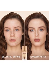 Vorher-Nachher-Bild eines Modells mit lockigem braunem Haar, das kontrastierende Hauttexturen zeigt. In der Mitte befindet sich eine Fundationsflasche mit einem goldenen Deckel.