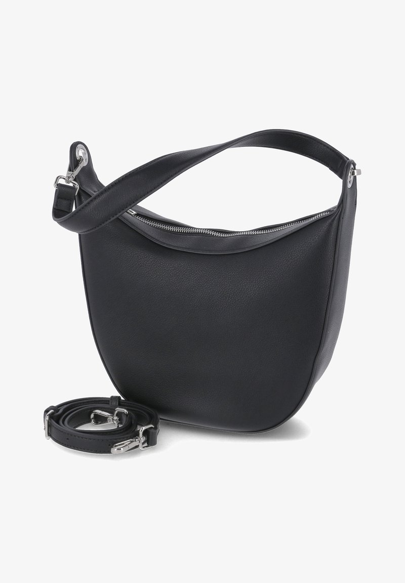 Sac à main en cuir noir en forme de croissant avec une fermeture éclair sur le dessus, une large bandoulière attachée et une bandoulière supplémentaire amovible enroulée à côté.