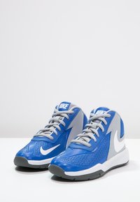 Niebieskie i szare sneakersy Nike wykonane z siateczki i materiałów syntetycznych, z białym logo swoosh, wyściełanym kołnierzem i teksturowaną podeszwą.