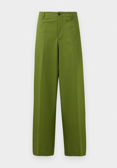 Groene, wijde broek van gladde stof. Voorzien van een enkele sluiting met een frontknop en een vlak ontwerp aan de voorkant.