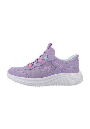 Zapatilla Skechers de color púrpura claro sin cordones, con suela blanca, parte superior de malla, cordones elásticos y detalles en rosa y azul.