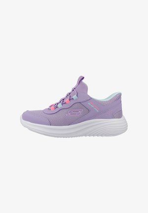 Sneaker slip-on Skechers viola chiaro con suola bianca, tomaia in mesh, lacci elastici e dettagli rosa e blu.