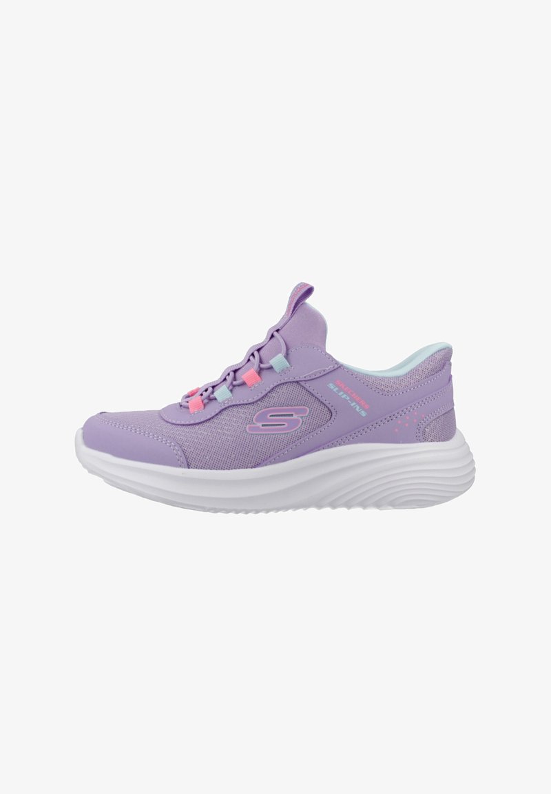 Φωτεινό μοβ sneaker Skechers χωρίς κορδόνια με λευκή σόλα, πλεκτό επάνω μέρος, ελαστικά κορδόνια και ροζ και μπλε λεπτομέρειες.