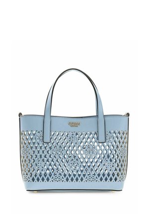 Sac fourre-tout Guess bleu clair avec motifs ajourés floraux et croisillons, deux poignées et plaque logo dorée à l'avant.