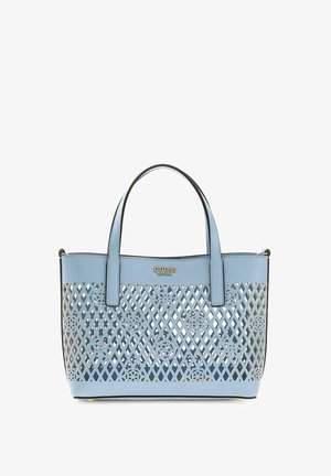 Sac fourre-tout Guess bleu clair avec motifs ajourés floraux et croisillons, deux poignées et plaque logo dorée à l'avant.