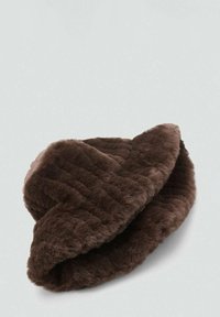 Chapeau seau en fausse fourrure marron avec une surface douce et texturée et une large bordure légèrement floppy.