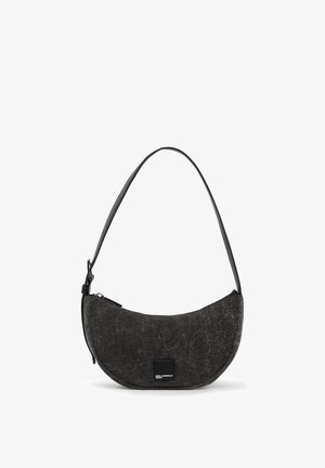 Bolso de mano negro texturizado con forma curva de media luna, que cuenta con una correa de piel negra y un cierre de cremallera. Acento notable del logo en la parte frontal.