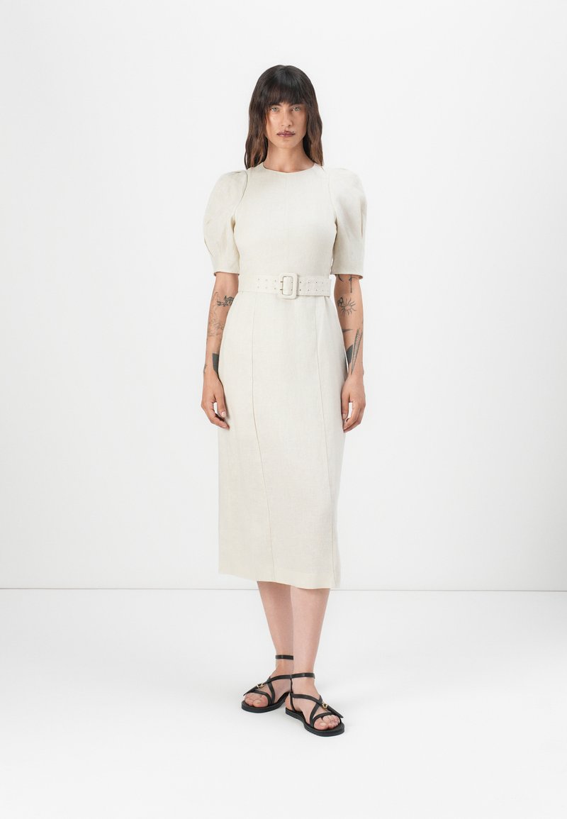 Kermaviinin midi-mekko puff-hihnoilla, vyötärölle korostettuna ja vyöllä. Sujuva kangas hienovaraisella tekstuurilla. Yhdistetty mustiin nauhakorkokenkiin.