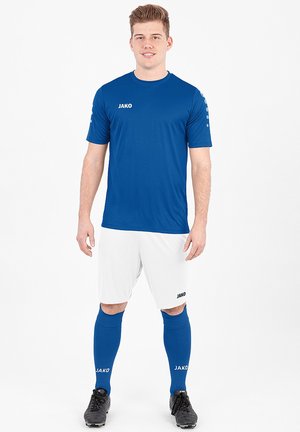 Blaues Sporttrikot mit kurzen Ärmeln, weiße Shorts, blaue Kniestrümpfe und schwarze Fußballschuhe. "JAKO"-Logo auf dem Trikot und den Socken. Schlichtes Design.