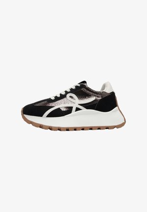 Baskets avec un dessus en daim noir, des accents métalliques, des détails blancs, une semelle intermédiaire texturée et une semelle extérieure en caoutchouc caramel. Design à bout rond.