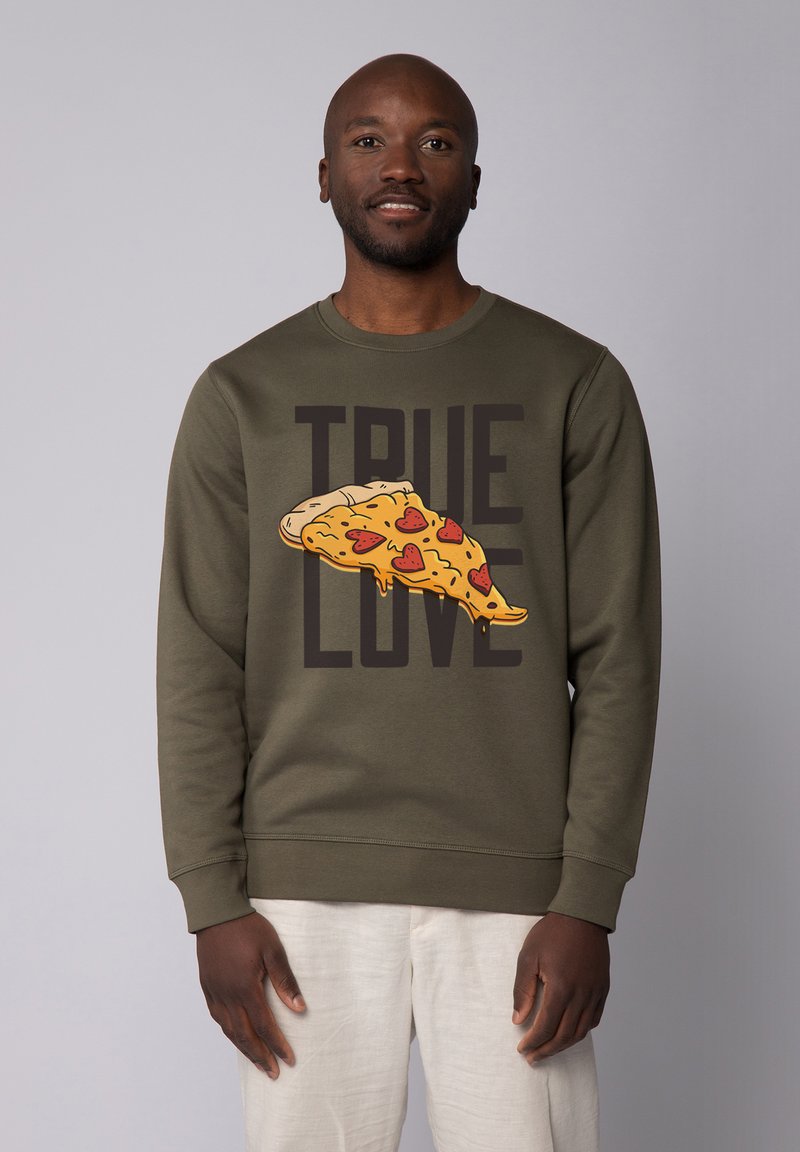 Olijfgroen sweatshirt met een grote afbeelding van een pizzastuk met hartvormige toppings en de tekst "WAAR LIEFDE" in dikke zwarte letters.