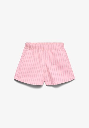 Pantalones cortos rosas con rayas verticales rosa más oscuras, cintura elástica y bolsillos laterales, colocados planos sobre un fondo blanco.