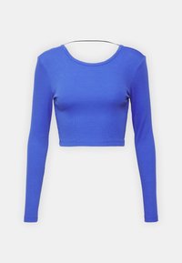 Haut court à manches longues en tissu côtelé bleu vif. Présente un col rond et une silhouette ajustée avec une texture lisse.