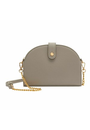 Sac à bandoulière en cuir gris avec un dessus arrondi, une chaîne en or et un fermoir à pression. Surface texturée et design minimaliste.