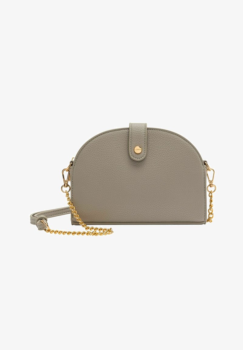 Graue Leder-Crossbody-Tasche mit abgerundetem Oberteil, goldener Kettenriemen und Druckknopfverschluss. Strukturiert Oberfläche und minimalistisches Design.