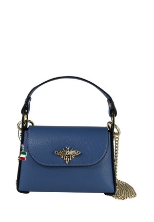 Sac à main en cuir bleu avec emblème d'abeille en or, poignée courte, breloque du drapeau italien sur le côté, et sangle chaîne en or enroulée à côté.