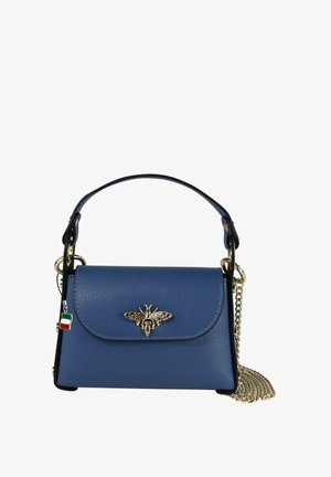 Blauwe leren handtas met gouden bij-embleem, korte handgreep, Italiaanse vlag bedel aan de zijkant en een gouden kettingriem opgerold naast de tas.