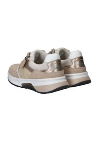 Beige Wildleder- und Metall-Sneaker mit weißen Akzenten, Reißverschluss, strukturiertem Stoff und einer dicken weißen und schwarzen Sohle.