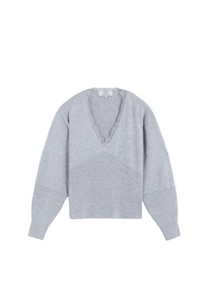 Lichtgrijs gebreide trui met een V-hals, lange mouwen en een asymmetrisch ontwerp met een geribbelde textuur en kantafwerking bij de halslijn.