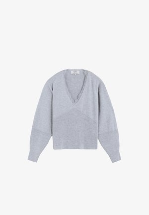 Lichtgrijs gebreide trui met een V-hals, lange mouwen en een asymmetrisch ontwerp met een geribbelde textuur en kantafwerking bij de halslijn.