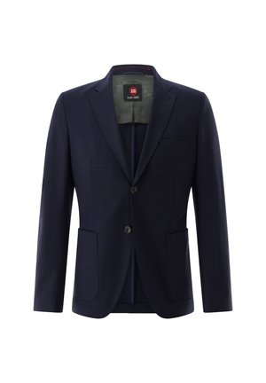 Marineblauer Herrenblazer mit zwei Knöpfen, Kerbkragen, zwei unteren aufgesetzten Taschen und einer Brustleistentasche auf weißem Hintergrund.