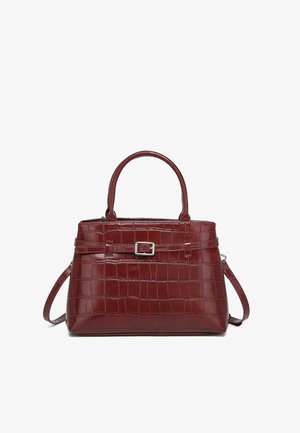 Sac à main en cuir embossé croco bordeaux avec une forme structurée, double poignées supérieures, bandoulière amovible et détails de boucle en ton argent.