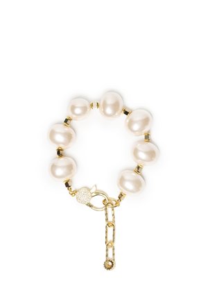 Bransoletka z dużymi białymi perłami oddzielonymi małymi złotymi koralikami oraz złotym zapięciem z regulowanym łańcuszkiem.