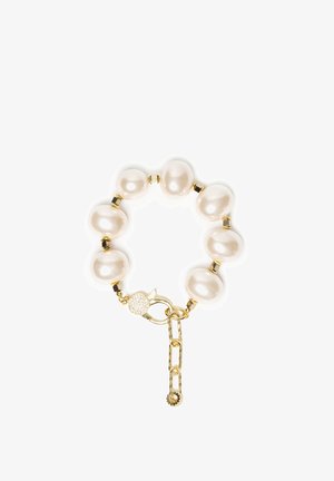 Bransoletka z dużymi białymi perłami oddzielonymi małymi złotymi koralikami oraz złotym zapięciem z regulowanym łańcuszkiem.