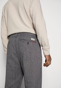 Levi's® XX CHINO EZ TAPER II - Calças - liquorice herringbone black