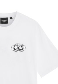 Witte katoenen t-shirt met korte mouwen, voorzien van een grijs rond logo "L&S" op de linkerborst. Ontwerp met een losse pasvorm.