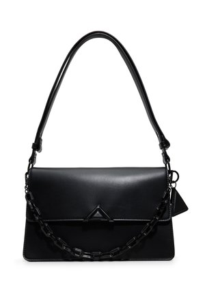 Sac à épaule en cuir noir avec un rabat lisse, une fermeture triangulaire, un détail de chaîne noire épaisse et une fine sangle ajustable sur fond blanc.