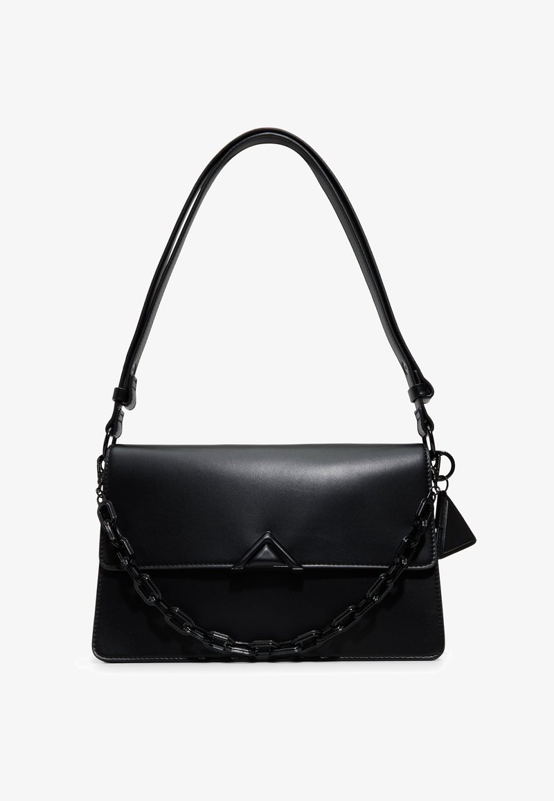 Sac à épaule en cuir noir avec un rabat lisse, une fermeture triangulaire, un détail de chaîne noire épaisse et une fine sangle ajustable sur fond blanc.