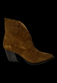 Bota de tobillo de ante marrón con punta afilada y tacón inclinado. Cuenta con un cosido decorativo y una lengüeta lateral para facilitar su uso. Suela negra lisa.