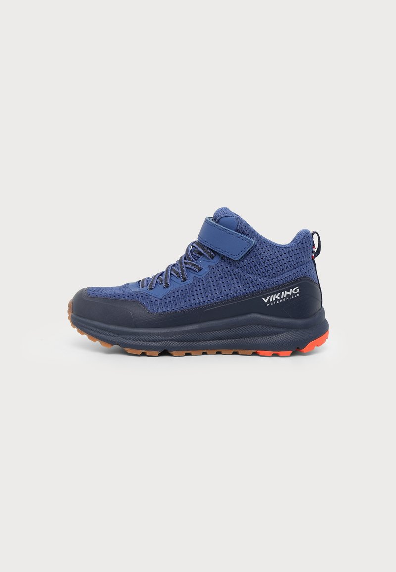 Chaussure de randonnée Viking montante bleue avec tige en mesh, semelle noire, bande de roulement orange, bride Velcro et étiquette imperméable sur le côté.