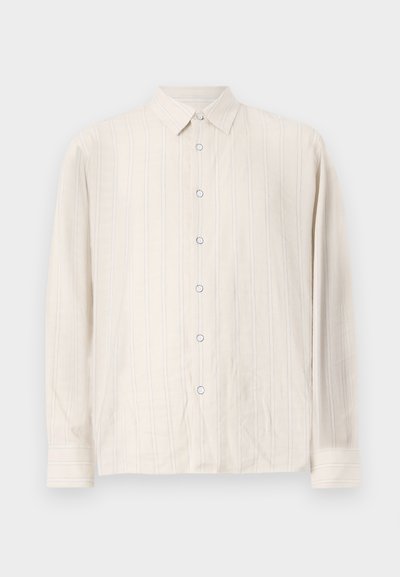 Lys beige langermet skjorte med vertikale striper, klassisk krage og knappelukking foran. Stoffet har en glatt tekstur.