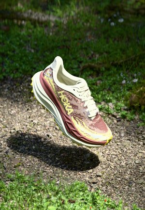 HOKA STINSON 7 - Laufschuh Trail - truffle salt/dark cedar
