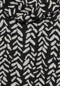 Czarna tkanina z teksturowanym wzorem białych abstrakcyjnych kształtów przypominających liście lub pociągnięcia pędzlem, o gładkim, miękkim wykończeniu.